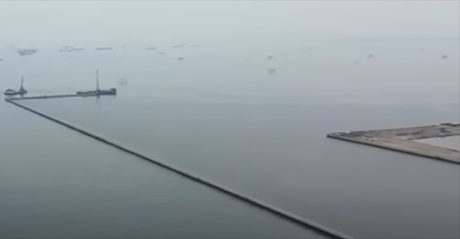 Pagar laut beton di perairan Cilincing Jakarta Utara/Foto: tangkap layar